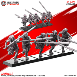 Ashigaru Kozane-dō con yari cargando. Nipón